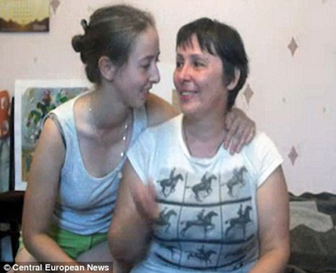 Cô bé Taicia Sidorova bên người mẹ của mình.