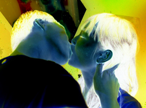 Bị cắn đứt lưỡi vì hôn quá “sung” shopping entertainments