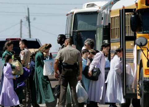 Cảnh sát tháp tùng các nữ thành viên của giáo phái đa thê ra xe buýt rời khỏi khu liên hợp ở Texas