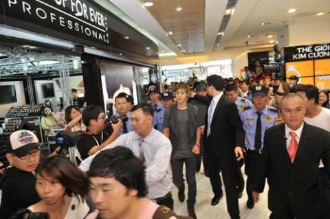 Kim Hyun Joong khiến fan Việt phát cuồng