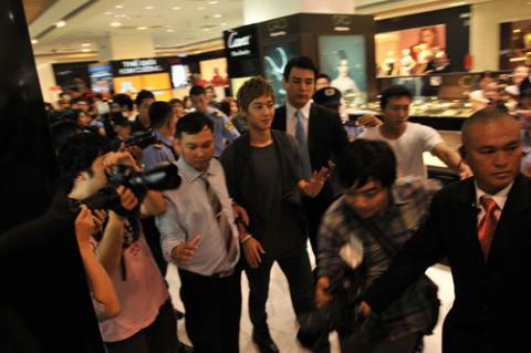 Kim Hyun Joong khiến fan Việt phát cuồng