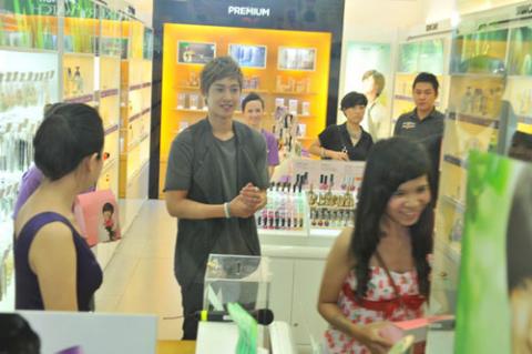 Kim Hyun Joong khiến fan Việt phát cuồng