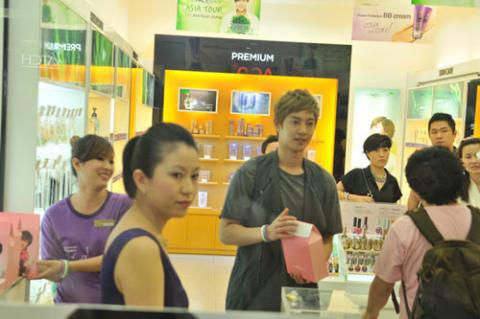 Kim Hyun Joong khiến fan Việt phát cuồng