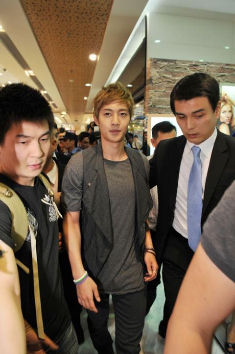 Kim Hyun Joong khiến fan Việt phát cuồng