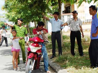 Nguyễn Văn Minh (ngồi xe máy) dựng lại hiện trường