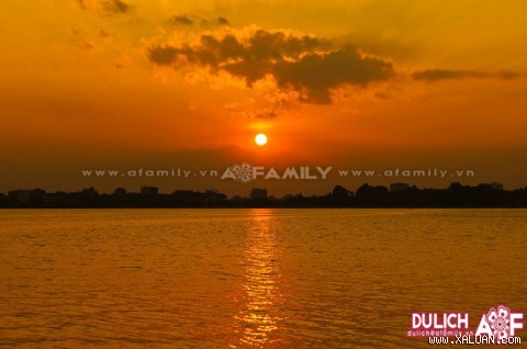 Mặt hồ Tây lóng lánh như dát vàng trong ánh chiều tà.