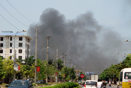 Có thể thấy đám cháy từ rất xa.