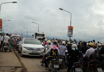 Người tò mò đứng đông nghẹt trên cầu Đak bla. Ảnh: Thanh Trang