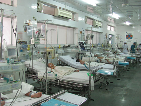 Trẻ em đang được điều trị bệnh chân-tay-miệng tại Bệnh viện Nhi đồng 1. Ảnh: Tường Lâm