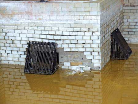 Bể pha trộn xút của công trình bôxít Tân Rai có nhiều vị trí bị hư hỏng nặng.