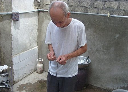 Hai thanh sắt là dụng cụ chuyên tìm mạch nước tốt nhất.