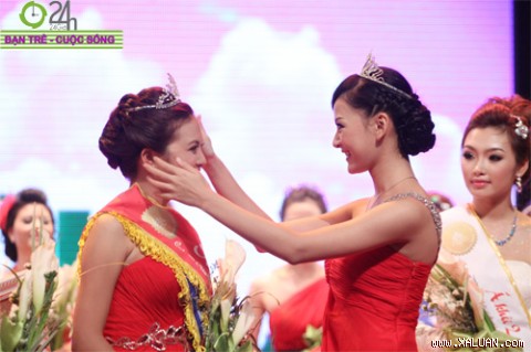 Hoa khôi 2010 Phạm Thị Thu Nga trao vương miện cho tân Hoa khôi Đỗ Thùy Dương