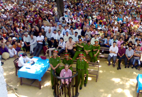 Gần 5.000 người đã đến tham dự phiên xử kẻ thủ ác. Ảnh: D.T