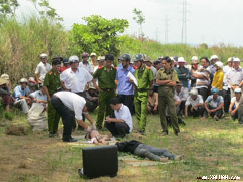 Lực lượng chức năng đang khám nghiệm hiện trường, mổ tư thi- Ảnh: H. HUỲNH