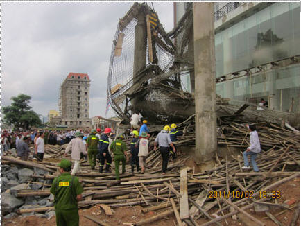 Tai nạn kinh hoàng: Sập khách sạn, 13 người bị vùi lấp