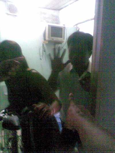 Ông M. lấy tay che mặt khi bị ghi hình