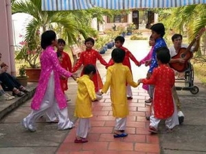 Các em thiếu nhi bị nhiễm HIV/AIDS tại Trung tâm Mai Hòa, Huyện Củ Chi, TP. HCM đang múa hát. (Nguồn: www9.ttvnol.com).