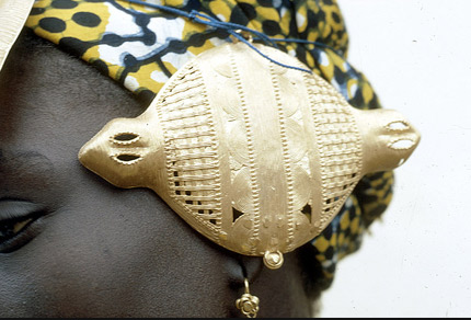 Chuyện lạ về bộ lạc đeo cả kg vàng trên người