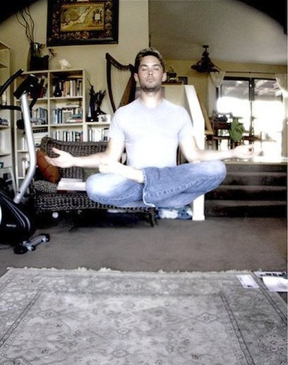 Ảnh về khả năng bay lơ lửng trên không trung của con người