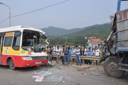 Hai chiếc xe vỡ nát phần đầu (Ảnh: Báo Quảng Ninh).