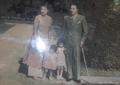 Vợ chồng vua Bảo Đại cùng hai con đầu lòng là thái tử Bảo Long và công chúa Phương Mai trong buổi dạo chơi vườn hoa tại cung Nam Phương hoàng hậu ở Đà Lạt.