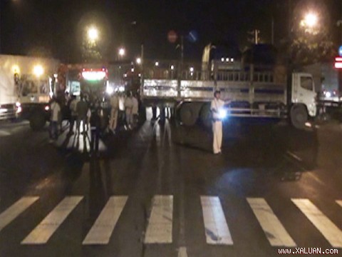 Xe tải 60S-5006 chắn ngang trên quốc lộ 1A - Ảnh: C.T.V