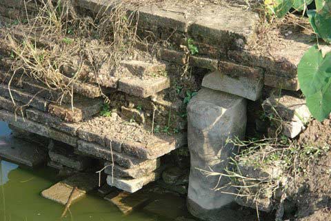 Ly kỳ 'kho vàng' giấu trong phiến đá cổ ở Thái Bình