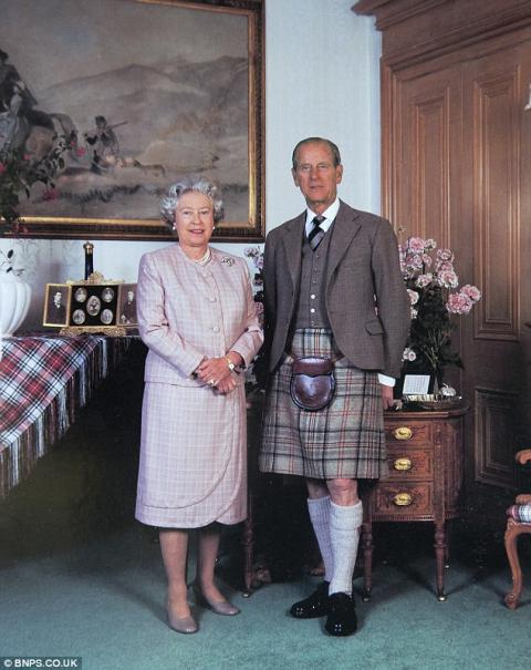 Nữ hoàng và Hoàng thân Philip trên thiệp năm 1995, khi cuộc hôn nhân hai con trai của họ đang trên bờ đổ vỡ. Charles và Andrew chia tay Diana và Sarah trong năm sau