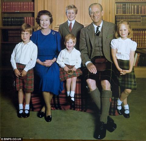 Nữ hoàng và Hoàng thân Philip với các cháu William, Harry, Zara và Peter năm 1987
