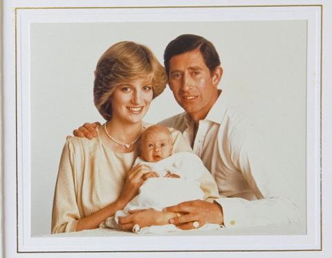 Bức ảnh trên thiệp năm 1982, một năm sau đám cưới của thái tử Charles và công nương Diana. Đôi vợ chồng hạnh phúc vì Diana hạ sinh William 