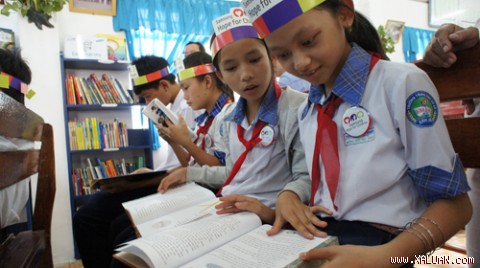 Học sinh Trường THCS Bình Khánh đọc sách tại thư viện - Ảnh: PHI LONG