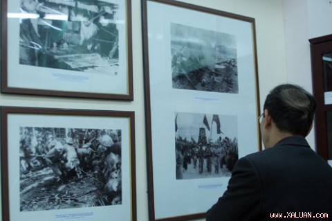 Sáng 15/12, nhân kỷ niệm 65 năm ngày Chủ tịch Hồ Chí Minh ra lời kêu gọi toàn quốc kháng chiến (19/12/1946-19/12/2011), Trung tâm Lưu trữ Quốc gia III (Cục Lưu trữ Quốc gia) khai mạc gian trưng bày ảnh, t�