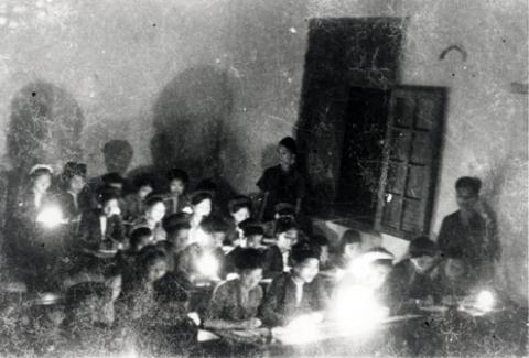 Lớp học ở thôn liễu viên, x• nghiêm xuyên, huyện thơờng tín, tỉnh hà tây dùng đèn bằng đĩa dầu lạc, tháng 9 năm 1945.