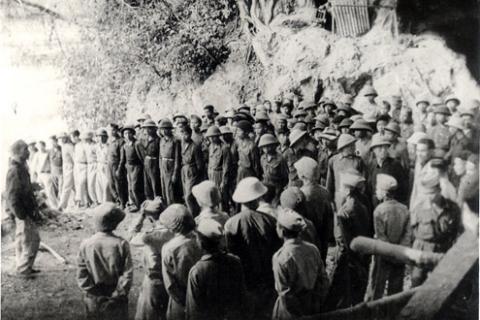 Chủ tịch Hồ Chí Minh huấn thị cho một đơn vị bộ đội trong chiến dịch Cao - Bắc - Lạng tại hang Nhị Thanh (Lạng Sơn) năm 1950.