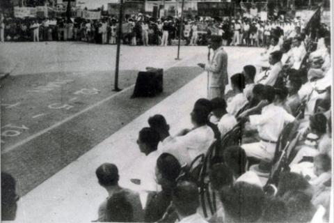 Kêu gọi chống thất học, ngày 02.5.1946, chủ tịch hồ chí minh đọc bức thư và cảm tưởng của một cụ già 77 tuổi đ• biết chữ quốc ngữ.