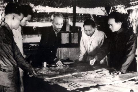 Chủ tịch hồ chí minh cùng các đồng chí trơờng chinh (bên tráI chủ tịch), Phạm văn đồng (bên phảI chủ tịch), võ nguyên giáp (ngoài cùng bên trái) quyết định mở chiến dịch điện biên phủ, năm 1954.