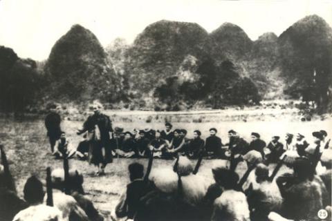 Chủ tịch hồ chí minh thăm và nói chuyện thân mật với một đơn vị dân quân và bộ đội địa phương tỉnh cao bằng sau chến dịch biên giới thắng lợi, năm 1950.