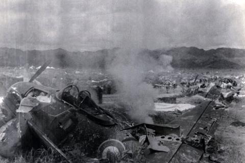 Bộ đội ta từ sân bay tiến vào trung tâm Mường Thanh, tháng 4/1954.