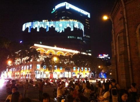 Trung tâm thương mại giữa trung tâm thành phố vô cùng lộng lẫy trong đêm.