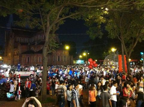  Khu vực trước nhà thờ Đức Bà đông nghẹt người.