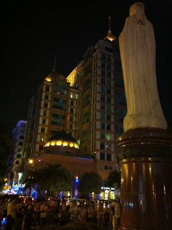 Người dân cầu nguyện trước nhà thờ Đức Bà