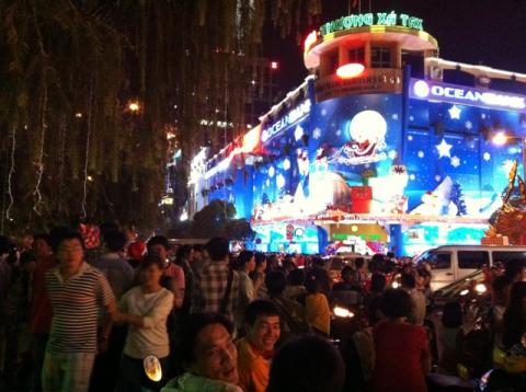 Nhiều tuyến đường trung tâm thành phố kẹt cứng trước “biển” người.