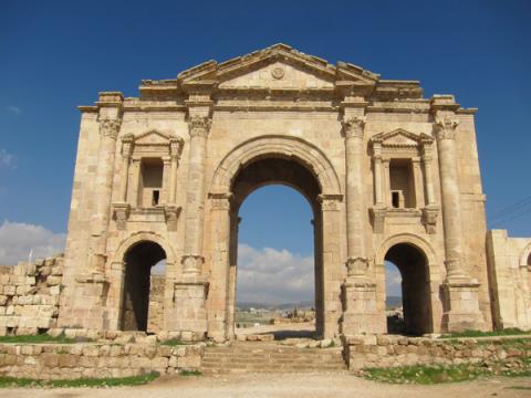 Cổng chào Hadrian được xây dựng đánh dấu sự kiện hoàng đế La Mã Hadrian đến đây thăm thành phố.