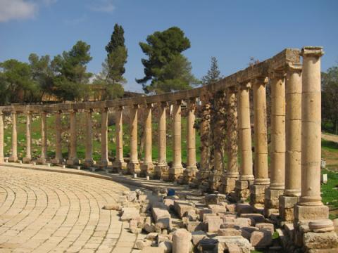 Những hàng cột tại quảng trường trung tâm thành phố.