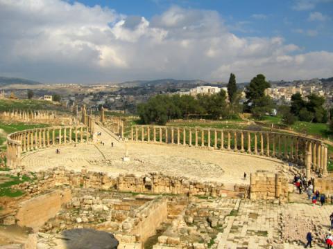 Quảng trường trung tâm thành phố với những cây cột được thiết kế theo hình Oval.