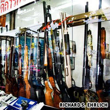 Bên trong một cửa hàng súng ở Thái Lan. Đây là loại súng phổ biến dùng để tự vệ.