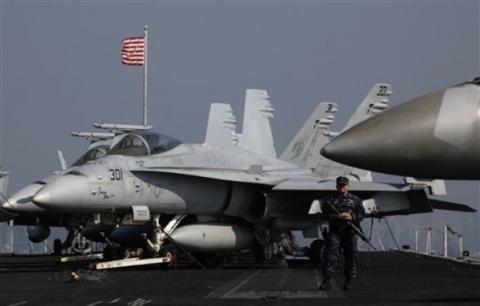 Máy bay chiến đấu F/A-18 trên tàu sân bay USS Carl Vinson trên vùng biển gần Hong Kong, Trung Quốc hôm 27/12/2011.