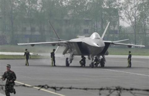 Máy bay tàng hình J-20 được Trung Quốc thử nghiệm vào ngày 12/1/2011. Tuy nhiên, các chuyên gia nhận định Trung Quốc còn phải mất nhiều năm nữa để hoàn thiện mẫu máy bay này.