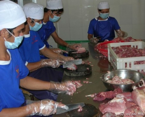Thịt heo sau khi đưa vào nhà máy sản xuất lạp xưởng được rửa sạch, để ráo nước rồi chuyển sang bóc tách sạch da, gân.