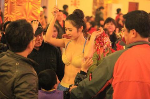 Trình diễn nội y trong… quán ăn, Phi thường - kỳ quặc, Chuyen la,chuyen la co that ,chuyen la the gioi,bieu dien noi y,noi y,tin tuc